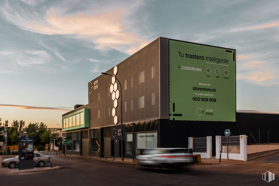 Oficina en alquiler en Calle Francisco Gervás, 6, Alcobendas, Madrid, 28108 con coche, nube, cielo, propiedad, vehículo, edificio, arquitectura, asfalto, neumático y bienes inmuebles alrededor