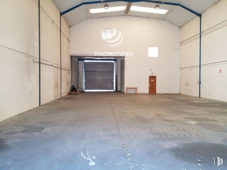 Industrial for rent at Calle Cobre, Loeches, Madrid, 28890 with door, floor, concrete, parking, garage, building material, warehouse and parking lot around