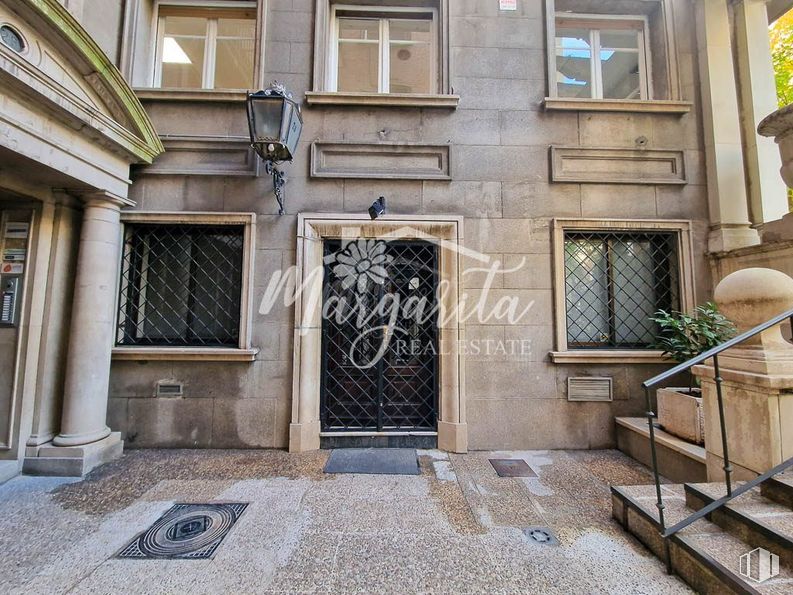 Local en venta en Calle Quintana, Moncloa - Aravaca, Madrid, 28008 con ventana, puerta, fachada, fuente, madera, arte, simetría, edificio, metal y superficie de la carretera alrededor