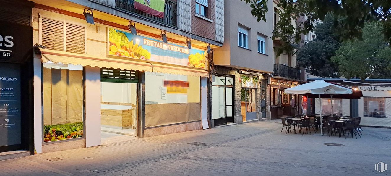 Retail for rent at Plaza Universidad, 6, Segovia, 40005 with umbrella, window, plant, tree, building, road surface, chair, facade, road and city around