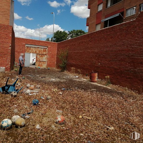 Land for sale at Zona centro, Móstoles, Madrid, 28938 with building, property, sky, cloud, window, brick, brickwork, land lot, road surface and tree around