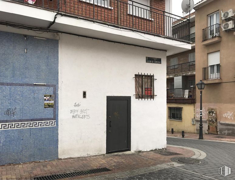 Local en venta en Calle Canteras de Tilly, 6, Vicálvaro, Madrid, 28032 con puerta, edificio, ventana, propiedad, superficie de la carretera, barrio, accesorio, fachada, madera y tintes y matices alrededor