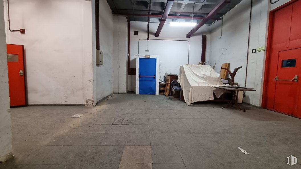 Nave en alquiler y venta en Edificio Indubuilding Goico, Calle Tomás Redondo, 2, Hortaleza, Madrid, 28033 con mesa, puerta, madera, suelo, piso, gas, edificio, máquina, diseño automotriz y casa alrededor