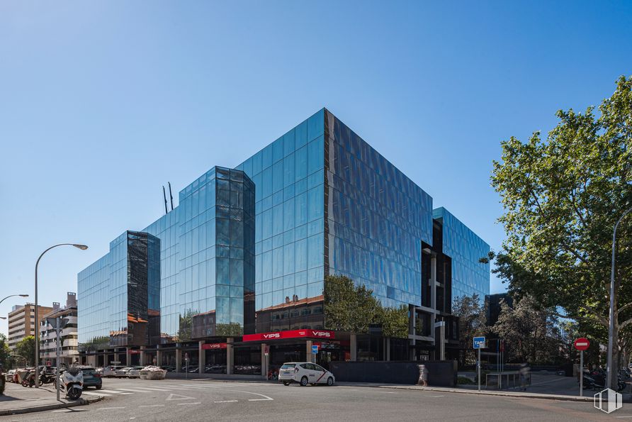 Oficina en alquiler en Paseo Castellana, 280, Chamartín, Madrid, 28046 con edificio, cielo, rueda, luz de la calle, árbol, diseño urbano, neumático, línea, edificio comercial y fachada alrededor