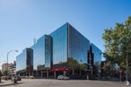 Office for rent at Paseo Castellana, 280, Chamartín, Madrid, 28046 with building, sky, wheel, street light, tree, urban design, tire, line, commercial building and facade around