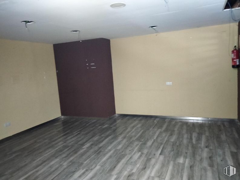 Retail for sale at Zona El Quiñón, Seseña, Toledo, 45223 with wood, building, interior design, hall, floor, flooring, house, wood stain, laminate flooring and hardwood around