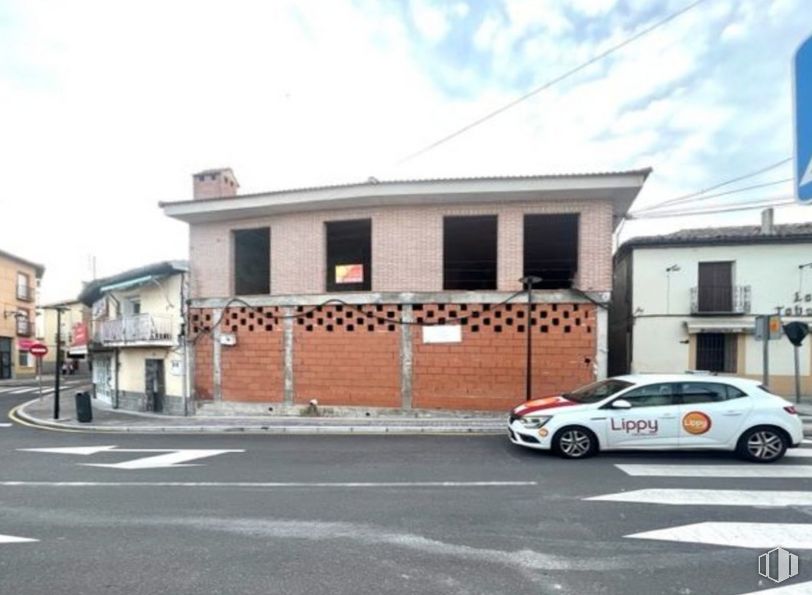 Land for sale at Plaza Tetuán, 12, Méntrida, Toledo, 45930 with car, house, window, automotive parking light, cloud, sky, wheel, tire, vehicle and asphalt around