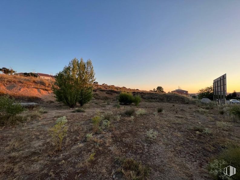 Land for sale at Calle Países Bajos, Ávila, 05004 with sky, plant, cloud, natural landscape, grass, grassland, landscape, tree, shrub and road around