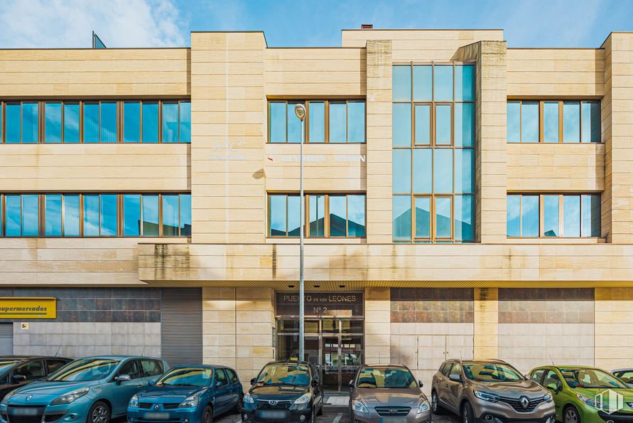 Oficina en venta en Calle Puerto de los Leones, 2, Majadahonda, Madrid, 28220 con coche, ventana, edificio, luz de estacionamiento automotriz, vehículo terrestre, neumático, propiedad, rueda, vehículo y azul alrededor