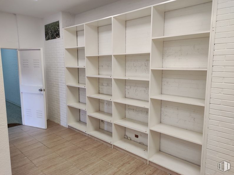 Retail for rent at Plaza Valle del Nalón, 9, Rivas-Vaciamadrid, Madrid, 28529 with bookcase, cabinetry, wood, shelf, wall, floor, fixture, flooring, shelving and building around