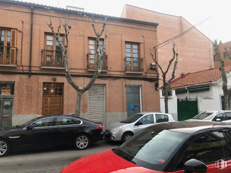 Local en alquiler y venta en Calle Eras, Villaviciosa de Odón, Madrid, 28670 con coche, ventana, neumático, luz de estacionamiento, vehículo terrestre, vehículo, rueda, edificio, vehículo de motor y iluminación del automóvil alrededor