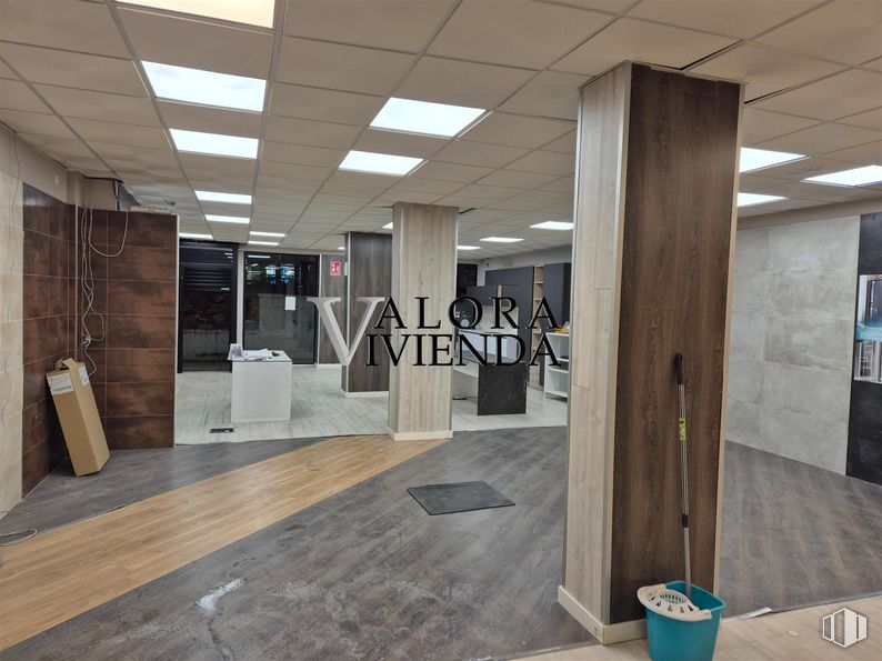 Retail for rent at Calle Sevilla, 1, Alcorcón, Madrid, 28922 with light fixture, lighting, flooring, floor, interior design, ceiling, composite material, wood flooring, glass and tile around