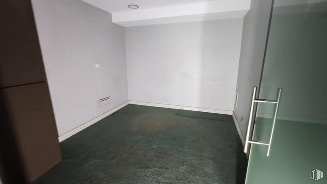 Retail for sale & for rent at Calle Leopoldo Alas Clarín, Fuencarral - El Pardo, Madrid, 28035 with door, fixture, floor, flooring, composite material, wood, ceiling, paint, plaster and event around