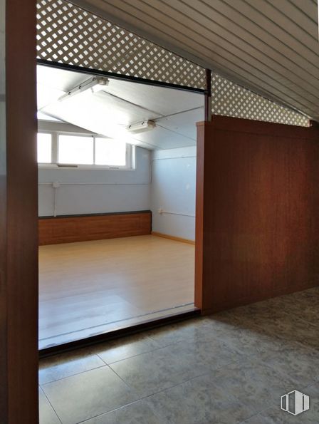 Nave en venta en Calle Herreros, 4, Velilla de San Antonio, Madrid, 28891 con propiedad, sombra, madera, edificio, suelo, pasillo, piso, accesorio, pared y tinte para madera alrededor