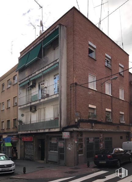 Retail for sale at Calle Huerta de Castañeda, 38, La Latina, Madrid, 28011 with car, building, land vehicle, sky, window, vehicle, infrastructure, tire, wheel and architecture around