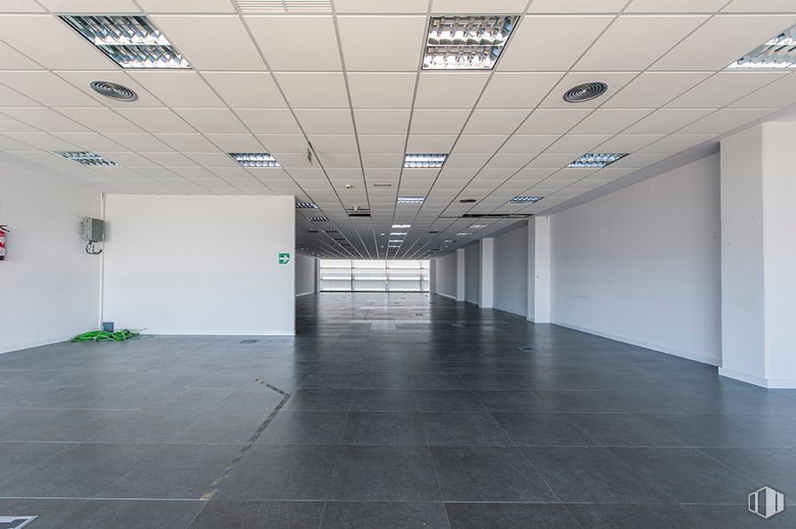 Office for rent at Edificio Data, Calle Sepúlveda, 17, Alcobendas, Madrid, 28100 with fixture, architecture, plant, floor, flooring, building, glass, hall, ceiling and houseplant around