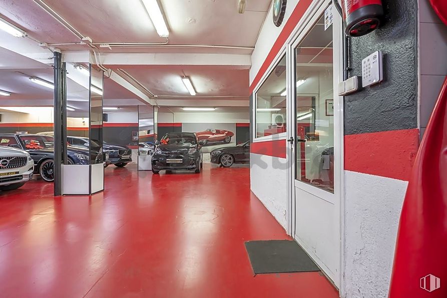 Retail for sale at Calle López Mezquía, 9, Carabanchel, Madrid, 28019 with car, tire, light fixture, wheel, vehicle, automotive lighting, building, motor vehicle, automotive design and interior design around