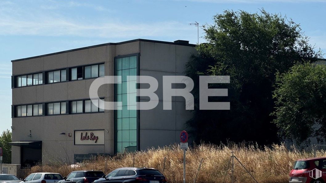 Nave en alquiler en Polígono Industrial Urtinsa II, Alcorcón, Madrid, 28923 con coche, cielo, vehículo, planta, edificio, nube, neumático, vehículo de motor, neumático de automoción y árbol alrededor