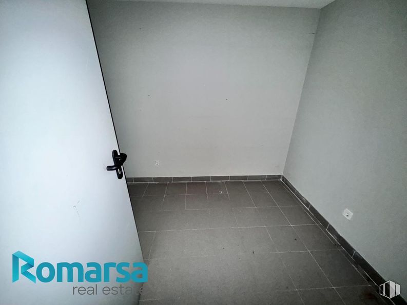 Retail for rent at Calle San Millán, Ávila, 05001 with fixture, floor, flooring, door, gas, tints and shades, composite material, wood, ceiling and rectangle around