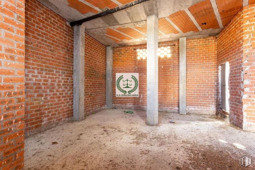 Retail for sale at Centro, Venturada, Madrid, 28729 with clock, wood, brickwork, brick, floor, flooring, building, house, wall and building material around