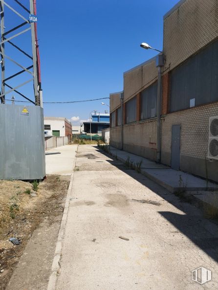 Nave en venta en Avenida Portugal, Móstoles, Madrid, 28935 con luz de la calle, ventana, edificio, cielo, superficie de la carretera, asfalto, zona residencial, electricidad, vía pública y acera alrededor