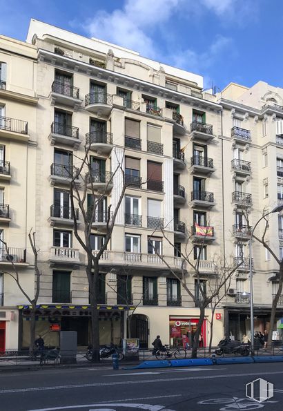 Retail for sale at Calle Conde de Peñalver, Salamanca, Madrid, 28006 with building, sky, cloud, daytime, window, blue, tree, urban design, condominium and tower block around