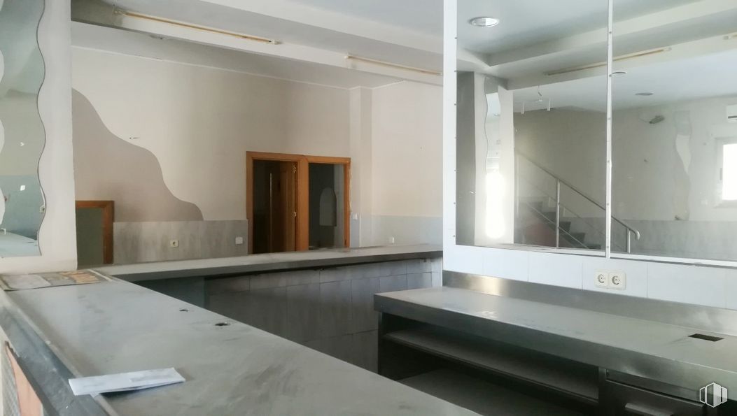 Local en venta en Zona comercial, Arganda del Rey, Madrid, 28500 con espejo, mueble, madera, diseño de interiores, edificio, gris, sala de estar, piso, accesorio de fontanería y suelo alrededor