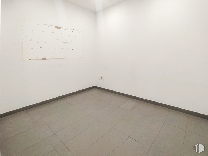 Retail for rent at Avenida Portugal, Ávila, 05001 with whiteboard, wood, rectangle, flooring, floor, art, composite material, event, space and concrete around