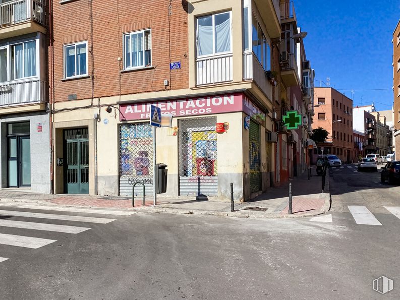 Retail for sale at Calle Lazaga, 11, Tetuán, Madrid, 28020 with building, window, sky, road surface, urban design, door, neighbourhood, street light, house and residential area around