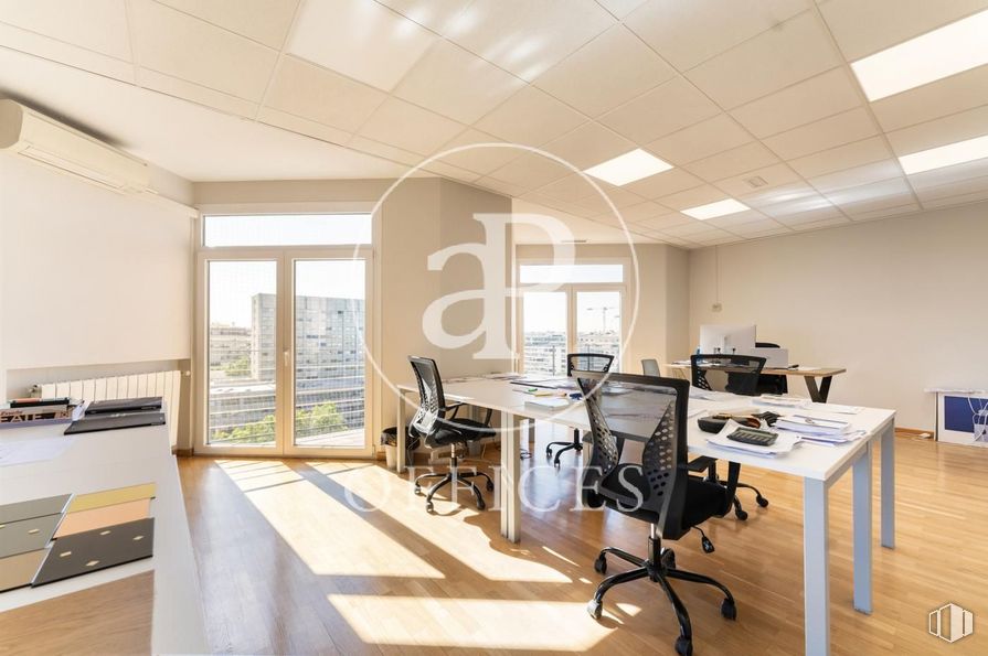 Oficina en venta en Paseo Castellana, Tetuán, Madrid, 28046 con silla, mesa, mueble, edificio, escritorio, pantalla de ordenador, ordenador personal, silla de oficina, suelo y pared alrededor