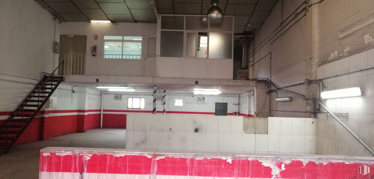 Industrial for sale at Paseo Talleres, 3, Villaverde, Madrid, 28021 with window, lighting, building, field house, floor, flooring, ceiling, event, sport venue and composite material around