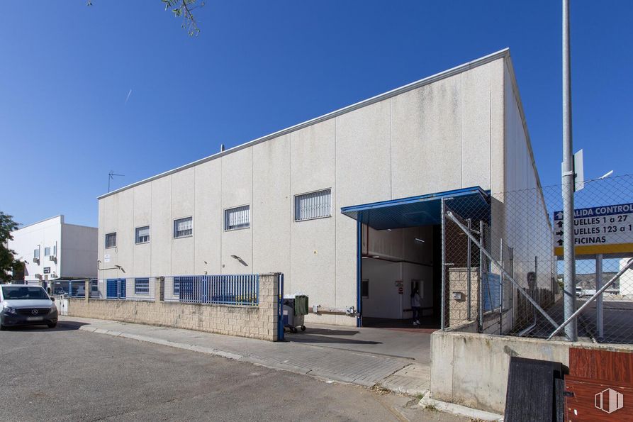 Nave en venta en Calle Metalistas, Velilla de San Antonio, Madrid, 28891 con coche, edificio, cielo, luz de estacionamiento automotriz, vehículo, ventana, rueda, asfalto, neumático automotriz y material compuesto alrededor