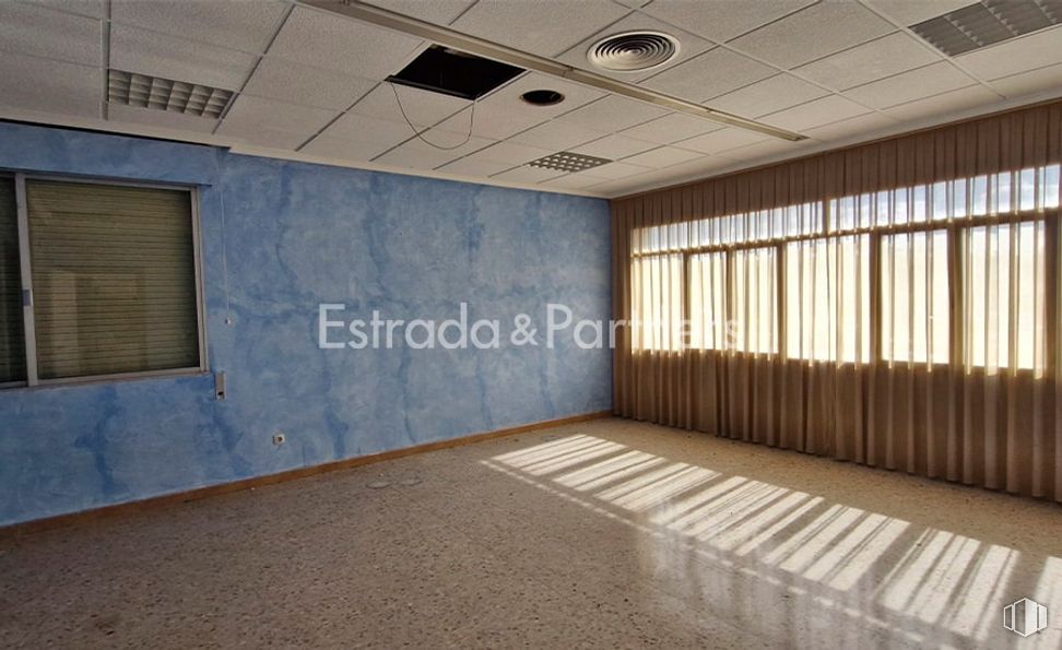 Nave en venta en Calle Gorrión, Fuenlabrada, Madrid, 28946 con ventana, persiana de la ventana, edificio, sombra, arquitectura, interiorismo, suelos, suelo, madera y inmobiliario alrededor