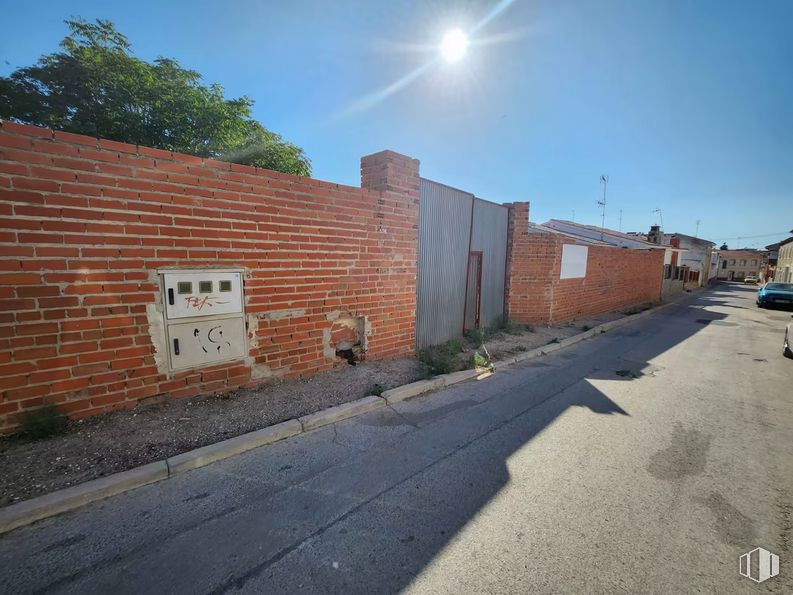 Suelo en venta en Calle Espía, Villarejo de Salvanés, Madrid, 28590 con cielo, edificio, superficie de la carretera, luz de la calle, asfalto, nube, albañilería, ladrillo, alquitrán y árbol alrededor