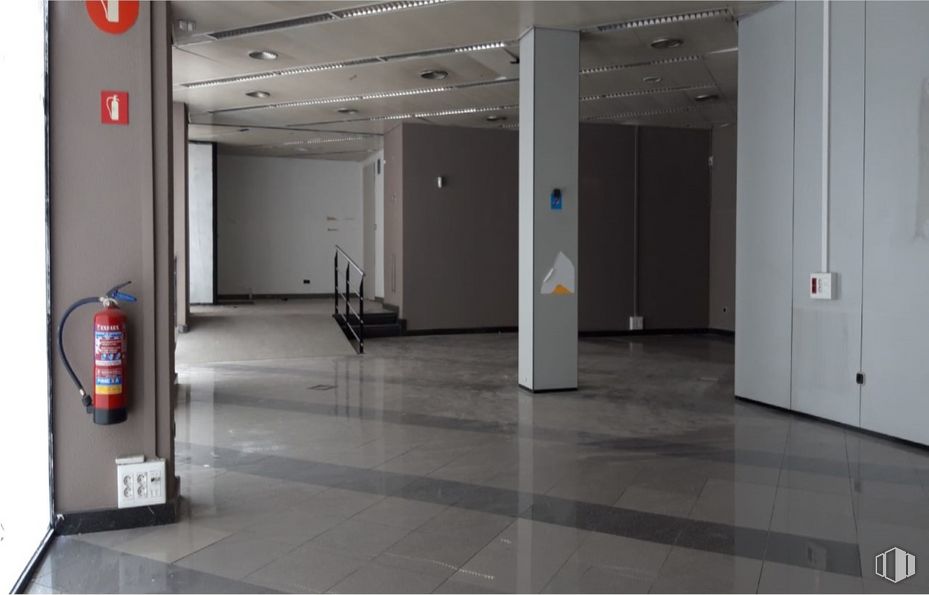 Retail for sale at Avenida Zarauz, San Fernando de Henares, Madrid, 28830 with packaged goods, wardrobe, building, fixture, flooring, floor, gas, door, parking and ceiling around