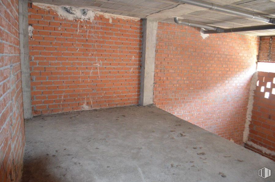 Retail for rent at Calle Real, Las Rozas de Madrid, Madrid, 28230 with building, wood, brickwork, brick, floor, flooring, house, building material, composite material and hardwood around