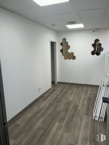 Local en alquiler en Edificio D, Calle Azalea, 1, Alcobendas, Madrid, 28100 con lámpara, alumbrado, madera, suelos, suelo, arte, suelo laminado, madera dura, accesorio y tinte para madera alrededor