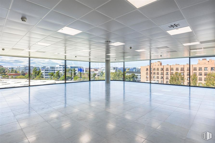 Oficina en alquiler en A2 Plaza, Calle Nanclares de Oca, 17, San Blas - Canillejas, Madrid, 28022 con edificio, planta, accesorio, techo, suelos, ciudad, vidrio, edificio comercial, sombra y tintes y matices alrededor