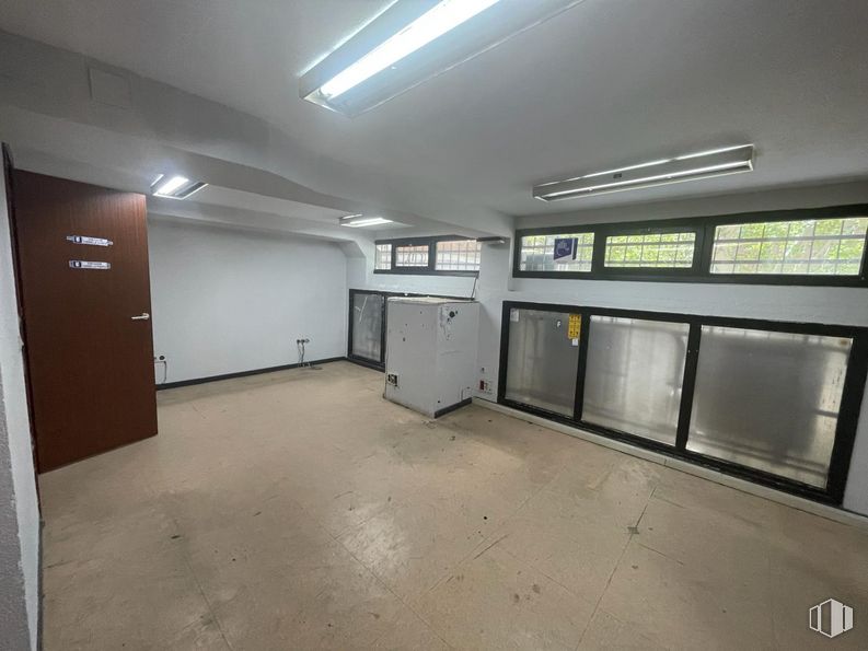 Local en alquiler y venta en Calle Betanzos, Alcorcón, Madrid, 28925 con puerta, lámpara, alumbrado, ventana, accesorio, suelo, suelos, gas, edificio y máquina alrededor