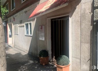 Retail for sale at Calle Manuel Cortina, Chamberí, Madrid, 28010 with flowerpot, window, houseplant, concrete and home door around