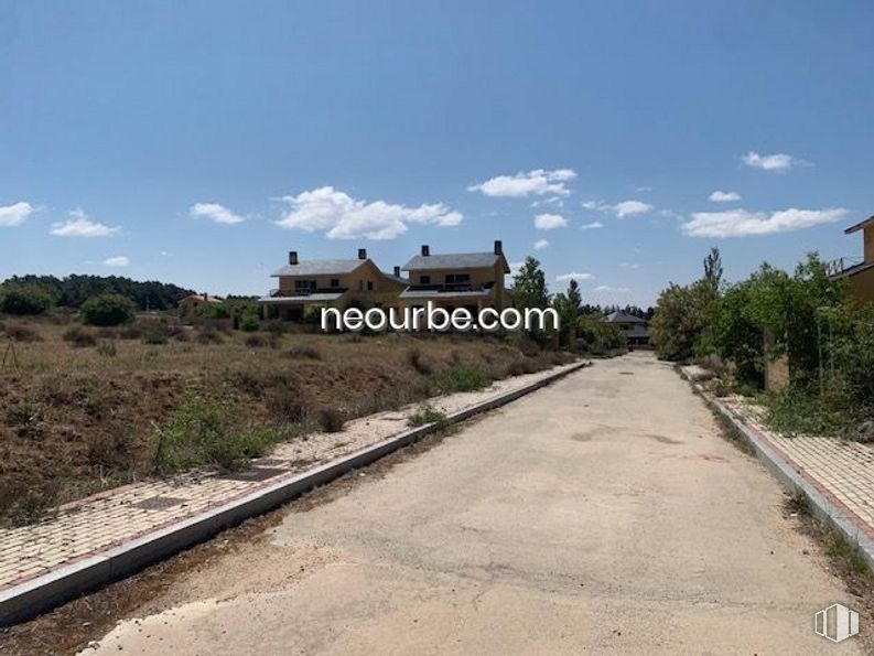 Land for sale at Casco urbano, Navalperal de Pinares, Ávila, 05240 with building, cloud, sky, plant, land lot, road surface, track, asphalt, tree and railway around