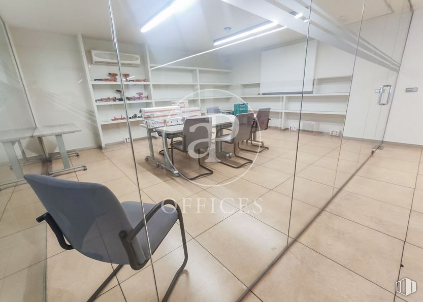 Oficina en alquiler en Zona San Sebastián de los Reyes, San Sebastián de los Reyes, Madrid, 28700 con silla, mesa, mueble, edificio, suelos, suelo, diseño automovilístico, hall, silla de oficina y accesorio alrededor