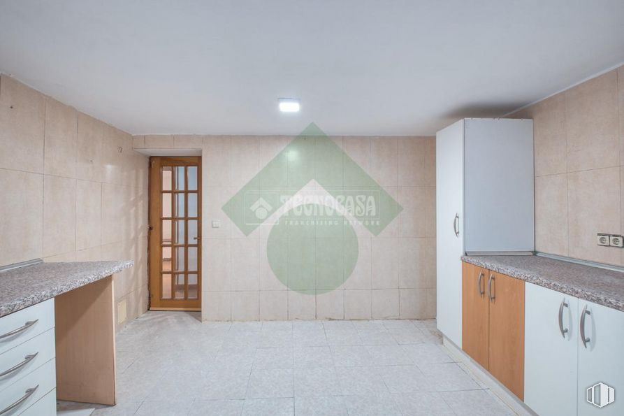 Local en venta en Calle Eduardo Morales, Carabanchel, Madrid, 28025 con ebanistería, puerta, encimera, madera, cajón, suelos, suelo, edificio, sala de estar y madera dura alrededor