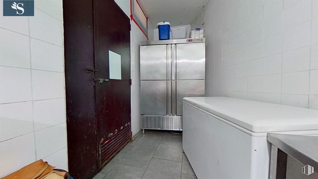 Local en alquiler en Calle Formentera, San Sebastián de los Reyes, Madrid, 28700 con refrigerador, armario, alacena, puerta, edificio, ebanistería, accesorio, suelo, suelos y casa alrededor