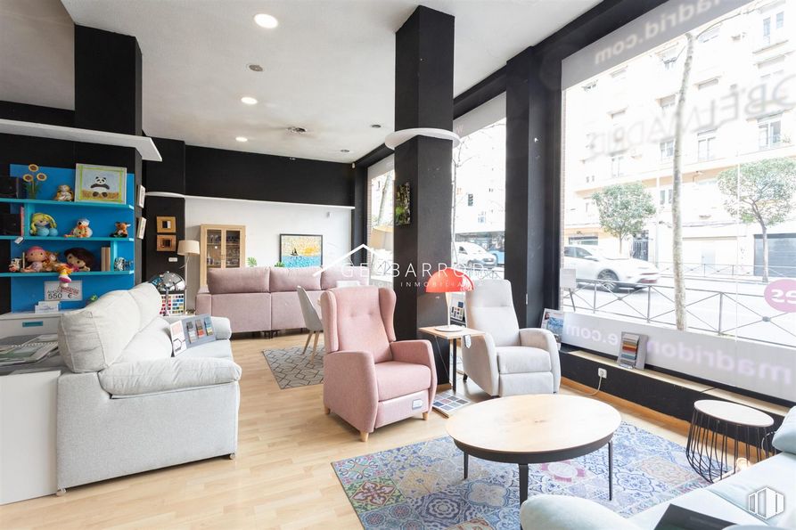 Local en alquiler y venta en Avenida Ciudad de Barcelona, Retiro, Madrid, 28007 con silla, sofá, mesa, mueble, propiedad, marco, interiorismo, suelo, suelos y lámpara alrededor