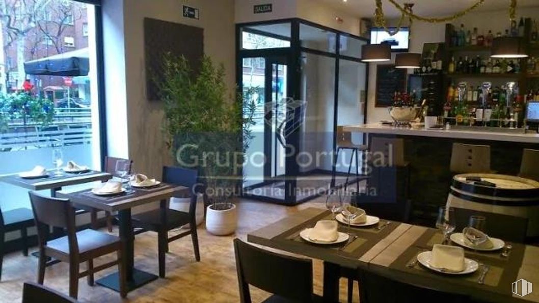 Retail for rent at Zona Islas Filipinas, Chamberí, Madrid, 28003 with chair, kitchen & dining room table, houseplant, tableware, interior design, flooring, door, furniture, restaurant and light fixture around