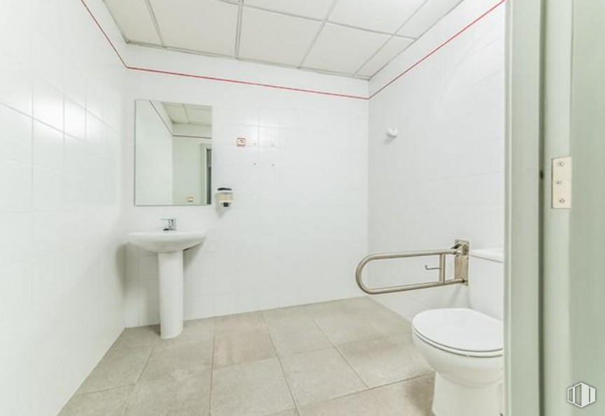 Retail for sale at Calle María Zayas, Arganda del Rey, Madrid, 28500 with toilet, sink, plumbing fixture, building, tap, property, bathroom sink, toilet seat, bathroom and product around