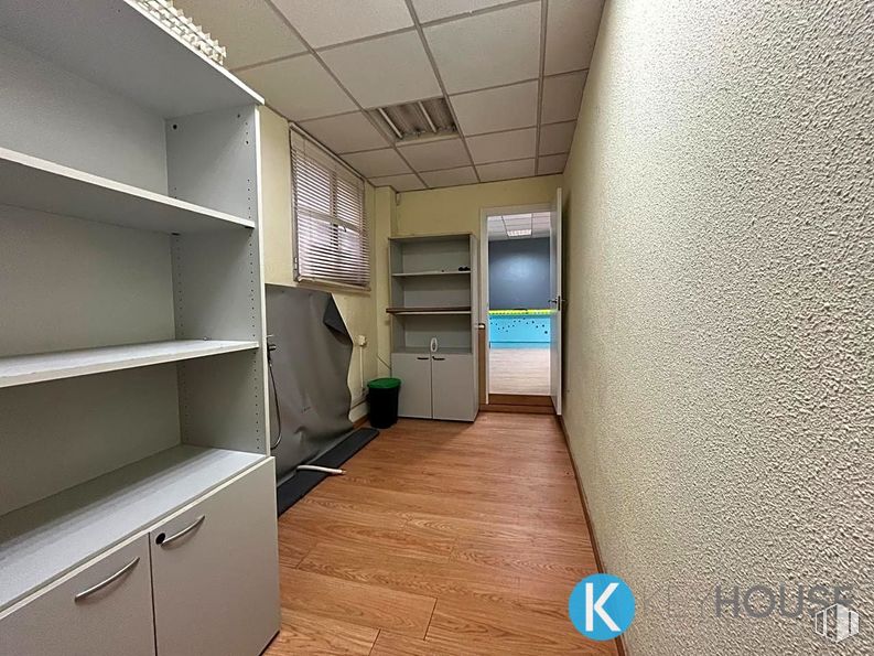 Local en alquiler y venta en Zona Fuencasa, San Fernando de Henares, Madrid, 28830 con estantería, ventana, persiana de la ventana, edificio, madera, interiorismo, casa, suelos, suelo y estante alrededor