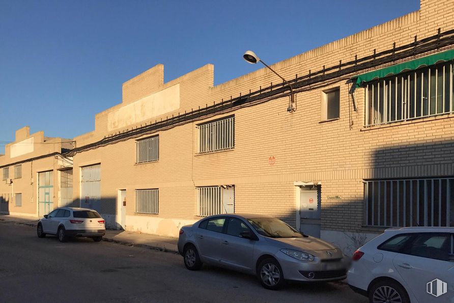 Nave en venta en Segunda Avenida, Torrejón de la Calzada, Madrid, 28991 con coche, rueda, neumático, ventana, luz de estacionamiento, aparcamiento, coche familiar, suburbio, coche mediano y coche grande alrededor