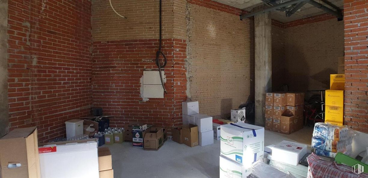 Retail for sale at Ensanche Vallecas, Villa de Vallecas, Madrid, 28031 with shipping box, box, wall, brickwork, brick, cardboard packaging, ceiling, packaging and labeling, building material and packing materials around